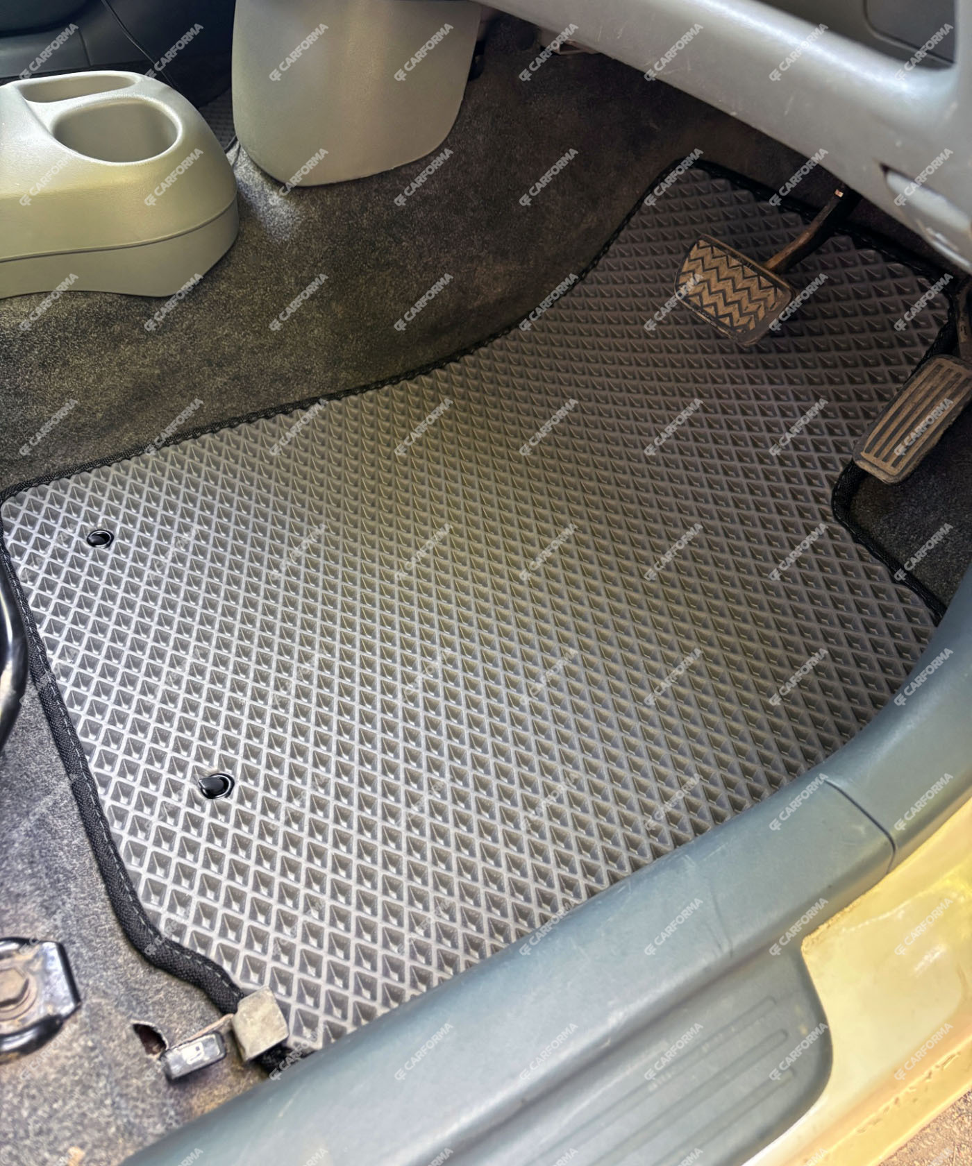 Коврики на Toyota Vitz I 1998 - 2005 в Йошкар-Оле Коврики на Toyota Vitz I 1998 - 2005 в Йошкар-Оле