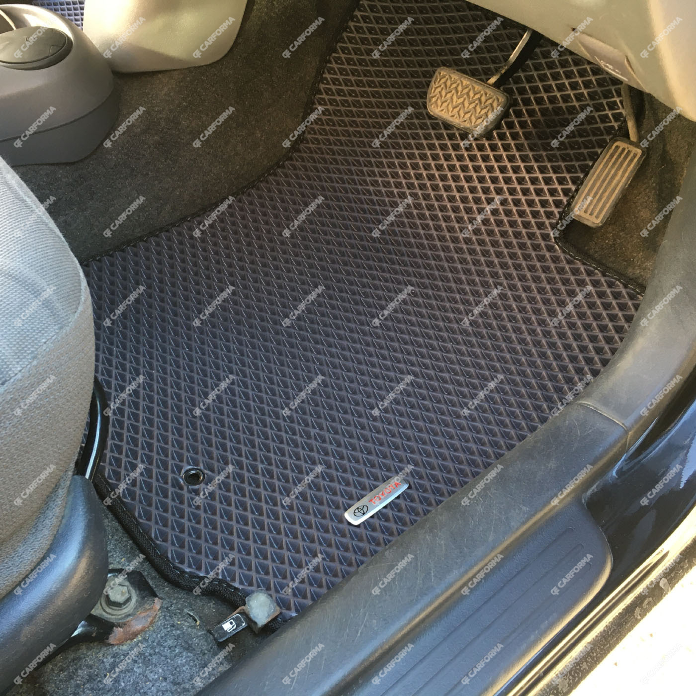 Коврики на Toyota Vitz I 1998 - 2005 в Йошкар-Оле Коврики на Toyota Vitz I 1998 - 2005 в Йошкар-Оле