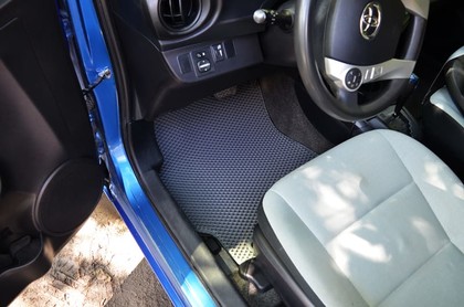 Ворсовые коврики на Toyota Prius C 2011 - 2021 в Йошкар-Оле